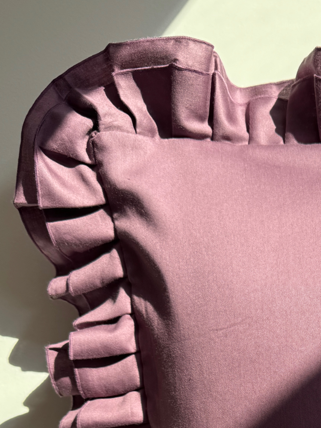 Наволочка з рюшами слива Cozy модель 10122195 Фото