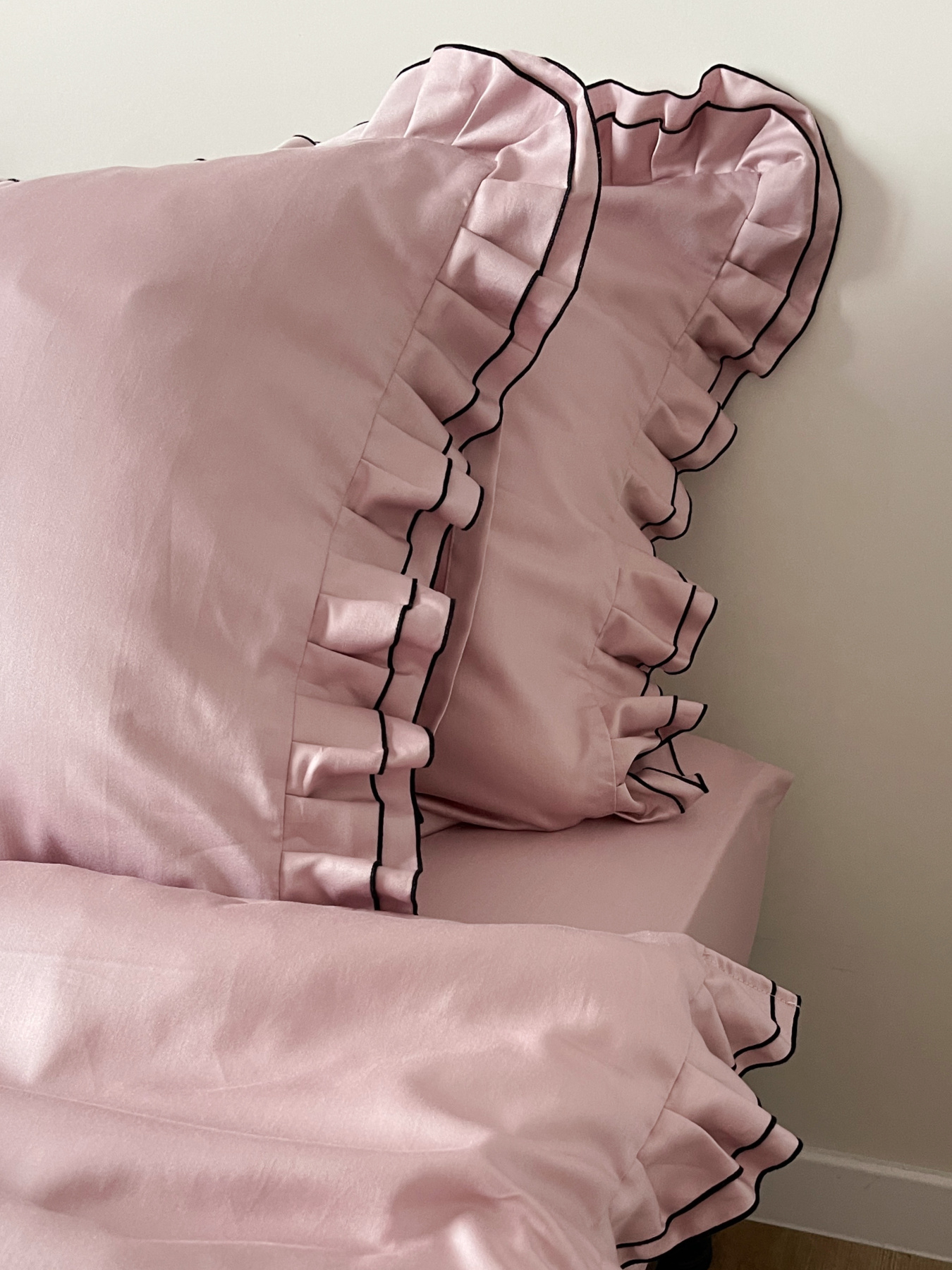 Наволочка з рюшами рожева з чорним кантом Cozy модель 11504554 Фото