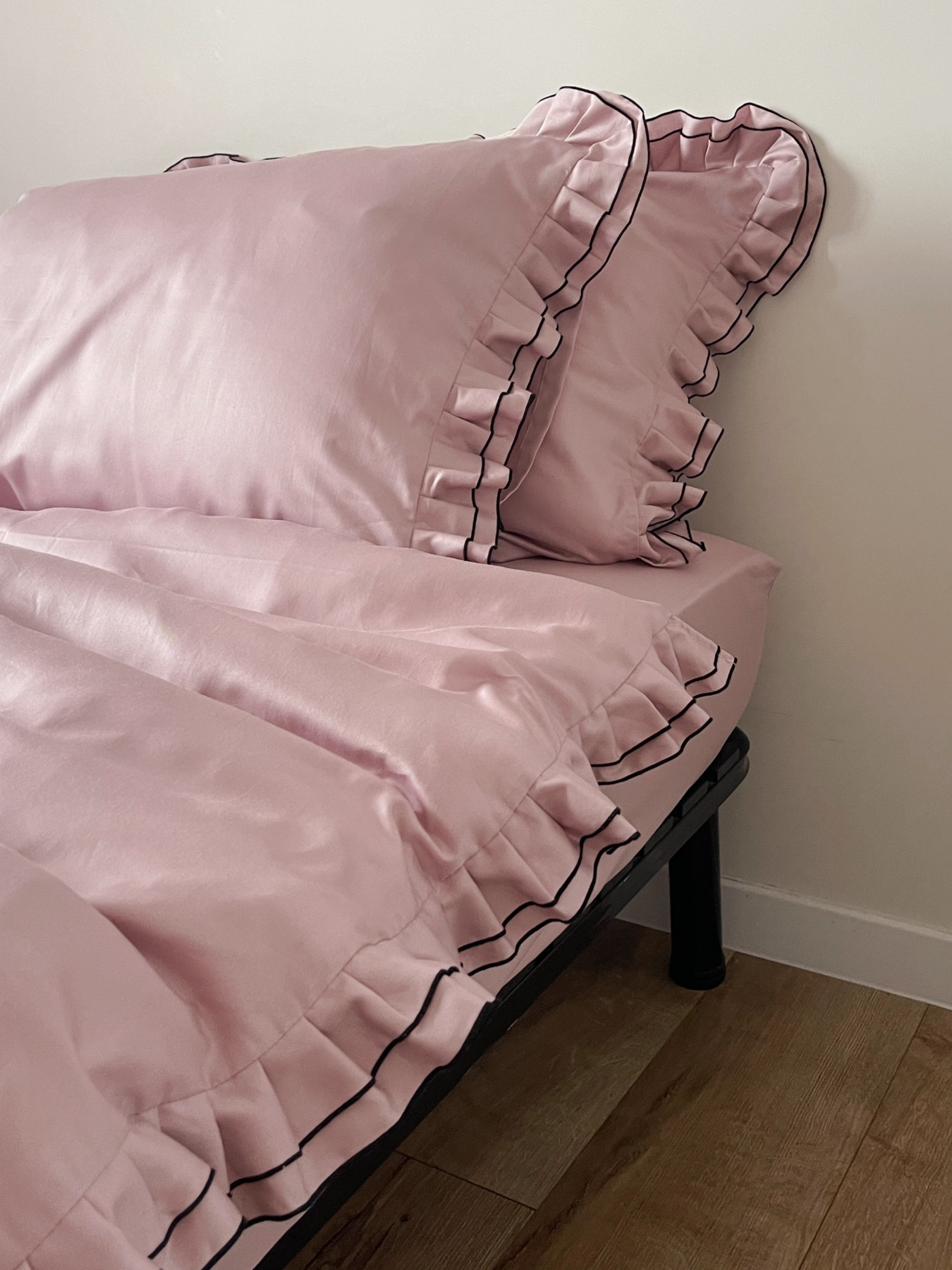 Наволочка з рюшами рожева з чорним кантом Cozy модель 11504554 Фото