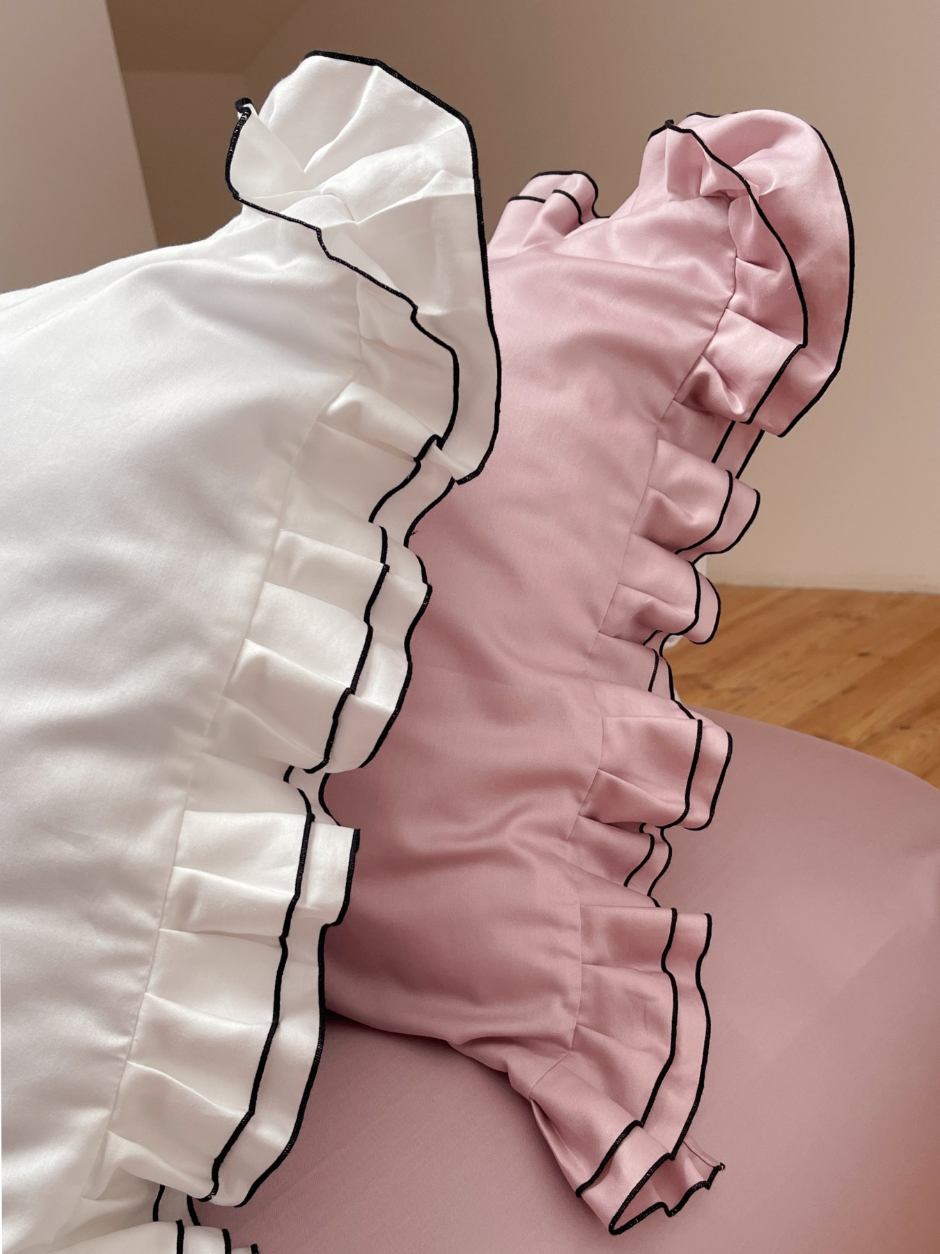 Наволочка з рюшами молочна з чорним кантом Cozy модель 11504557 Фото