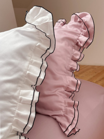 Наволочка з рюшами молочна з чорним кантом Cozy модель 11504557 Фото