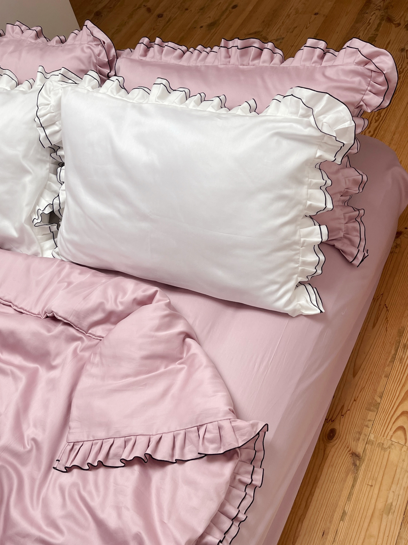 Наволочка з рюшами молочна з чорним кантом Cozy модель 11504557 Фото