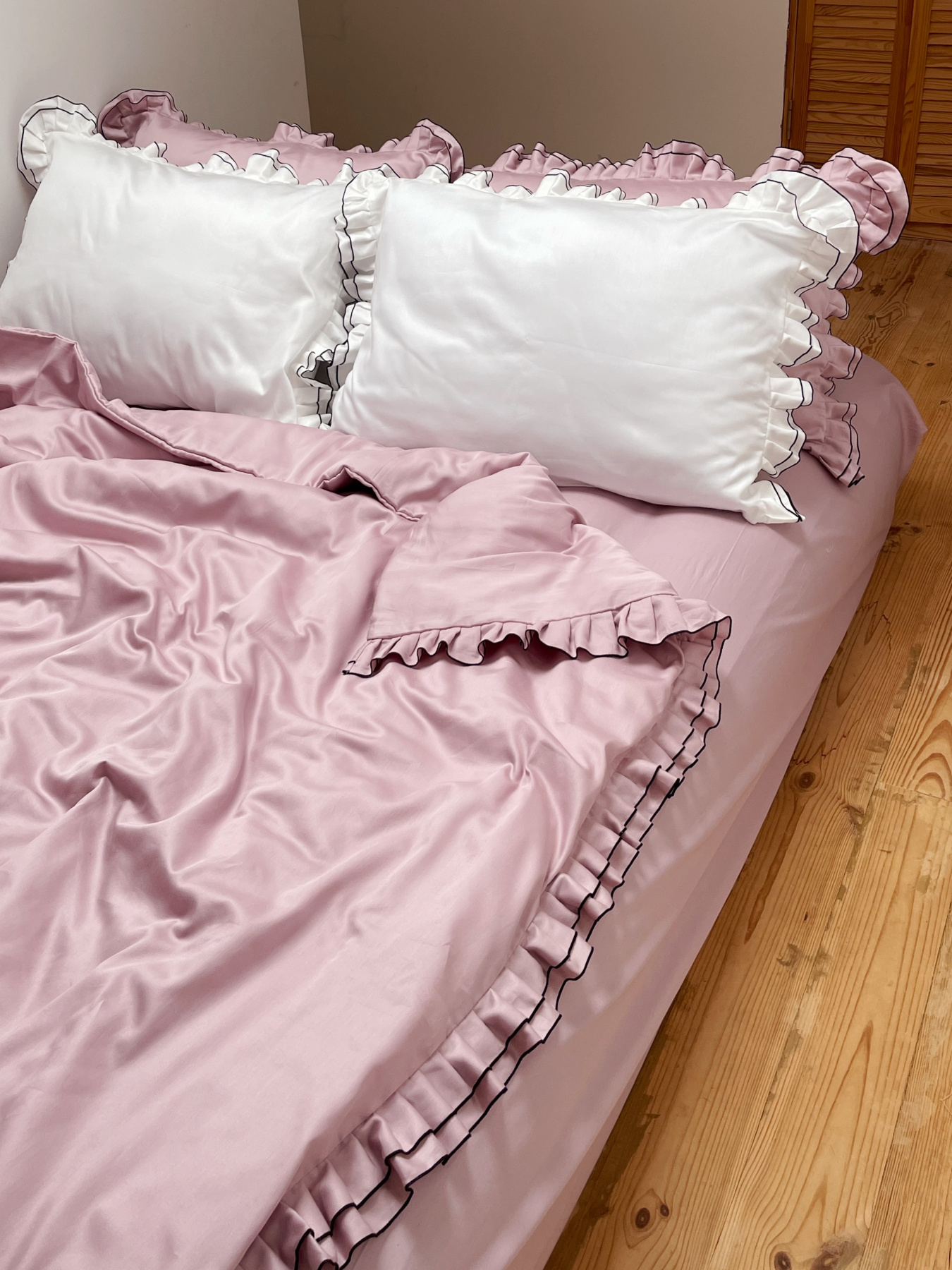 Наволочка з рюшами молочна з чорним кантом Cozy модель 11504557 Фото