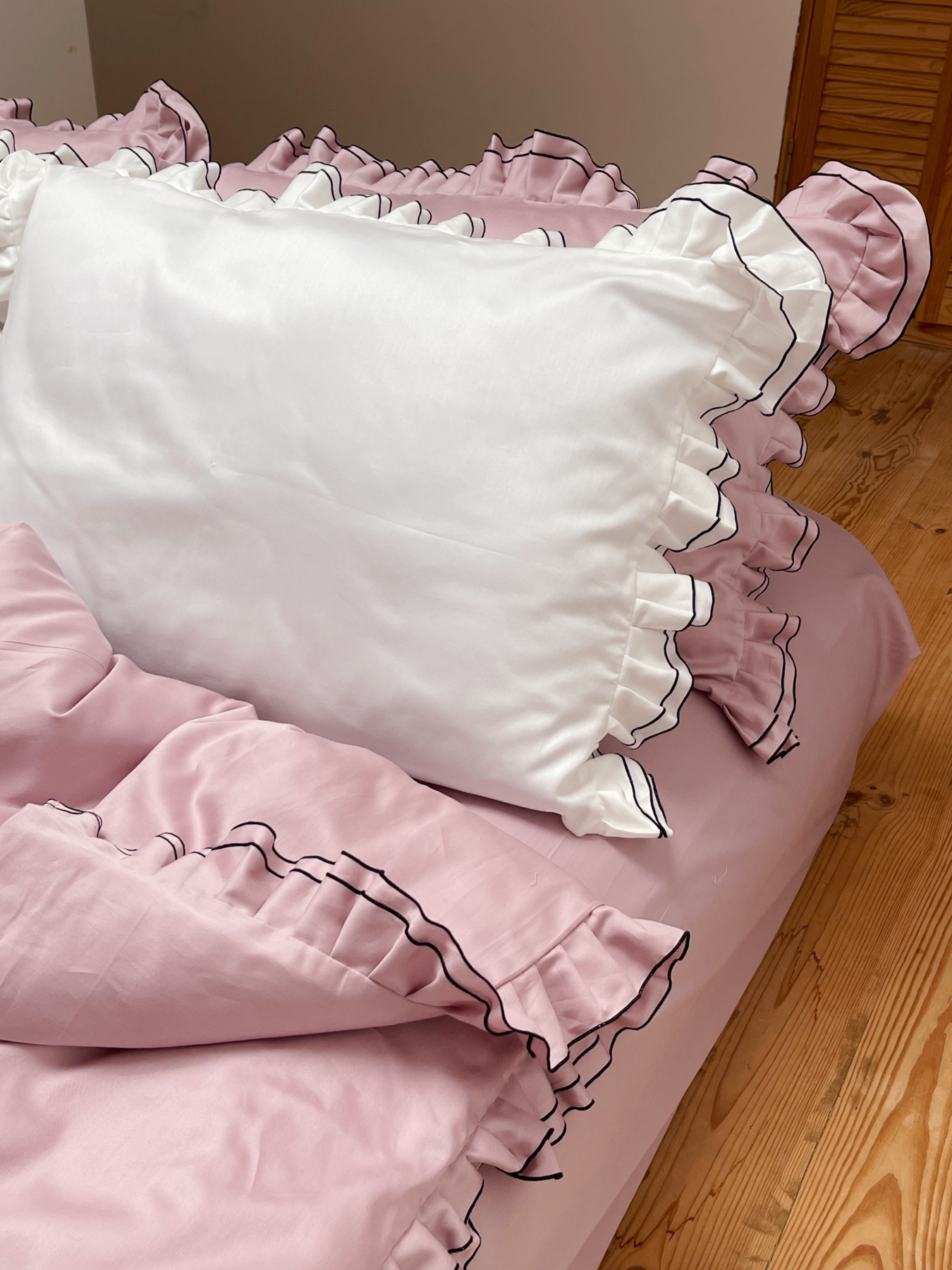 Наволочка з рюшами молочна з чорним кантом Cozy модель 11504557 Фото