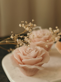 Свеча "Роза Альба" парфюмированная, аромат - цветочный, из натурального пчелиного воска Candle Design модель 120.3013 Фото