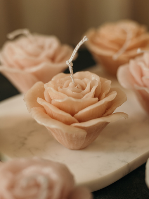 Свічка "Троянда Альба" парфумована, аромат - квітковий, з натурального бджолиного воску Candle Design модель 120.3013 Фото