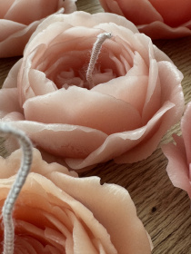 Ароматическая свеча "Роза Остина", аромат - цветочный, из натурального пчелиного воска Candle Design модель 120.3012 Фото