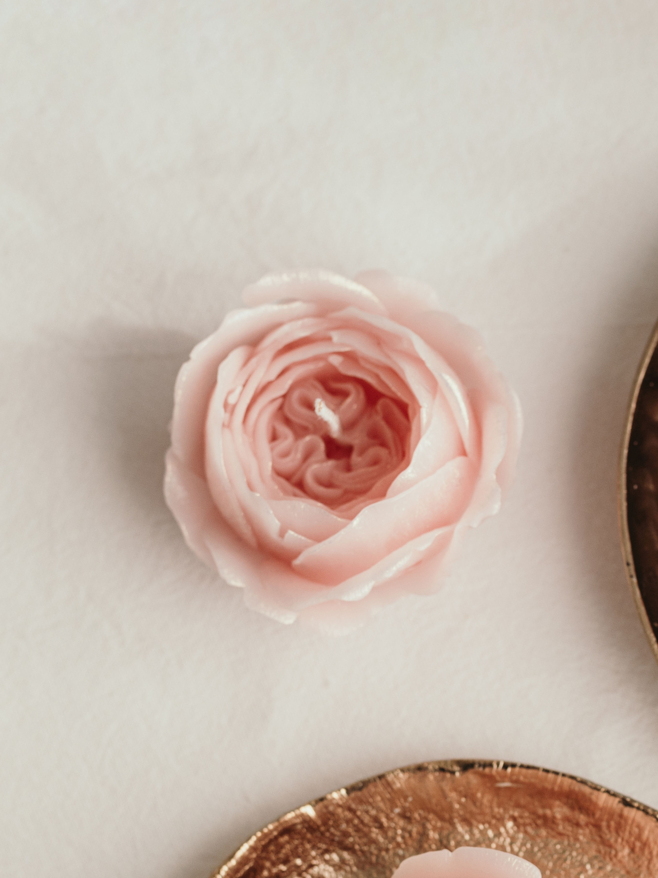 Ароматическая свеча "Роза Остина", аромат - цветочный, из натурального пчелиного воска Candle Design модель 120.3012 Фото