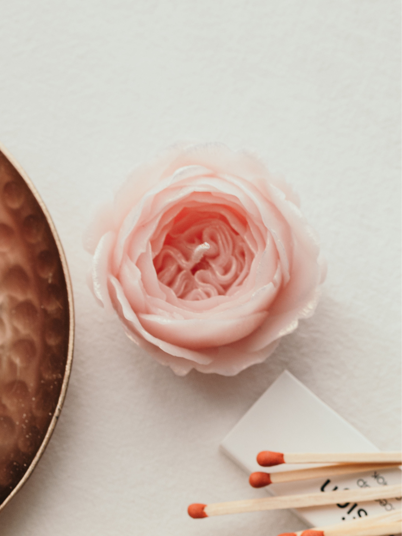 Ароматическая свеча "Роза Остина", аромат - цветочный, из натурального пчелиного воска Candle Design модель 120.3012 Фото