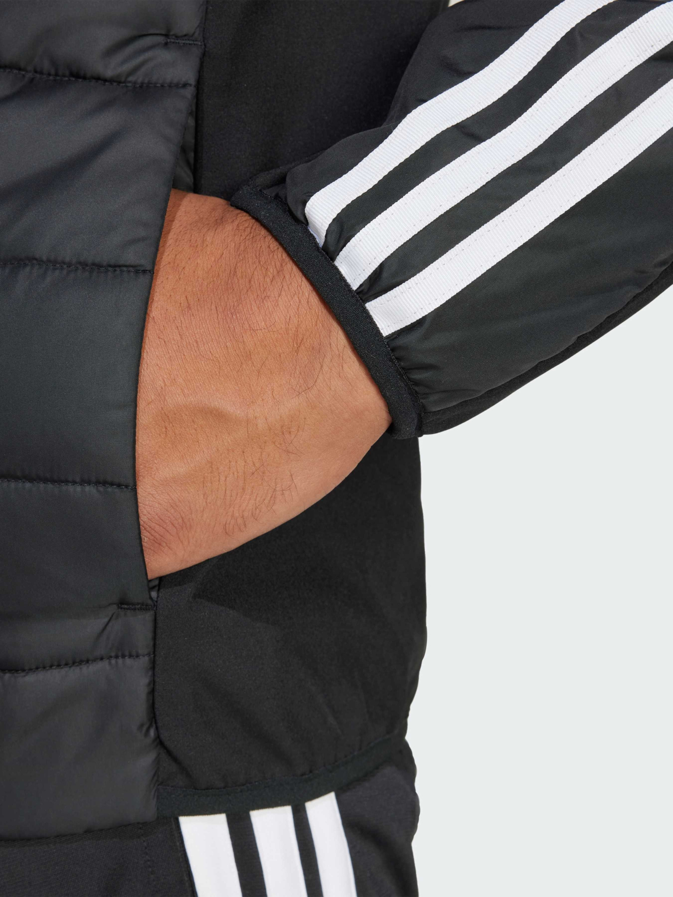 Демісезонна куртка Adidas модель JJ1201 Фото