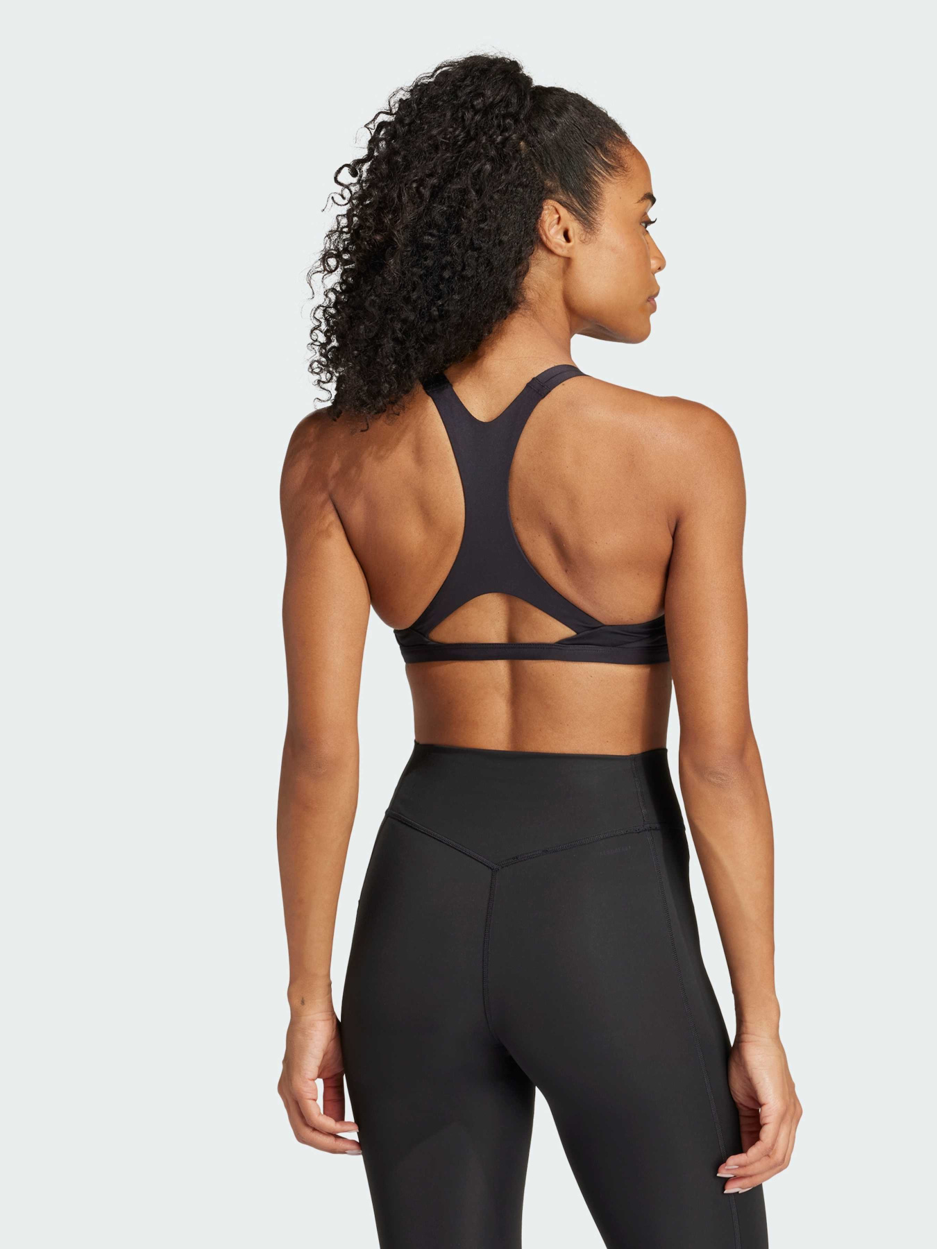 Топ спортивный Adidas модель IW8670 Фото