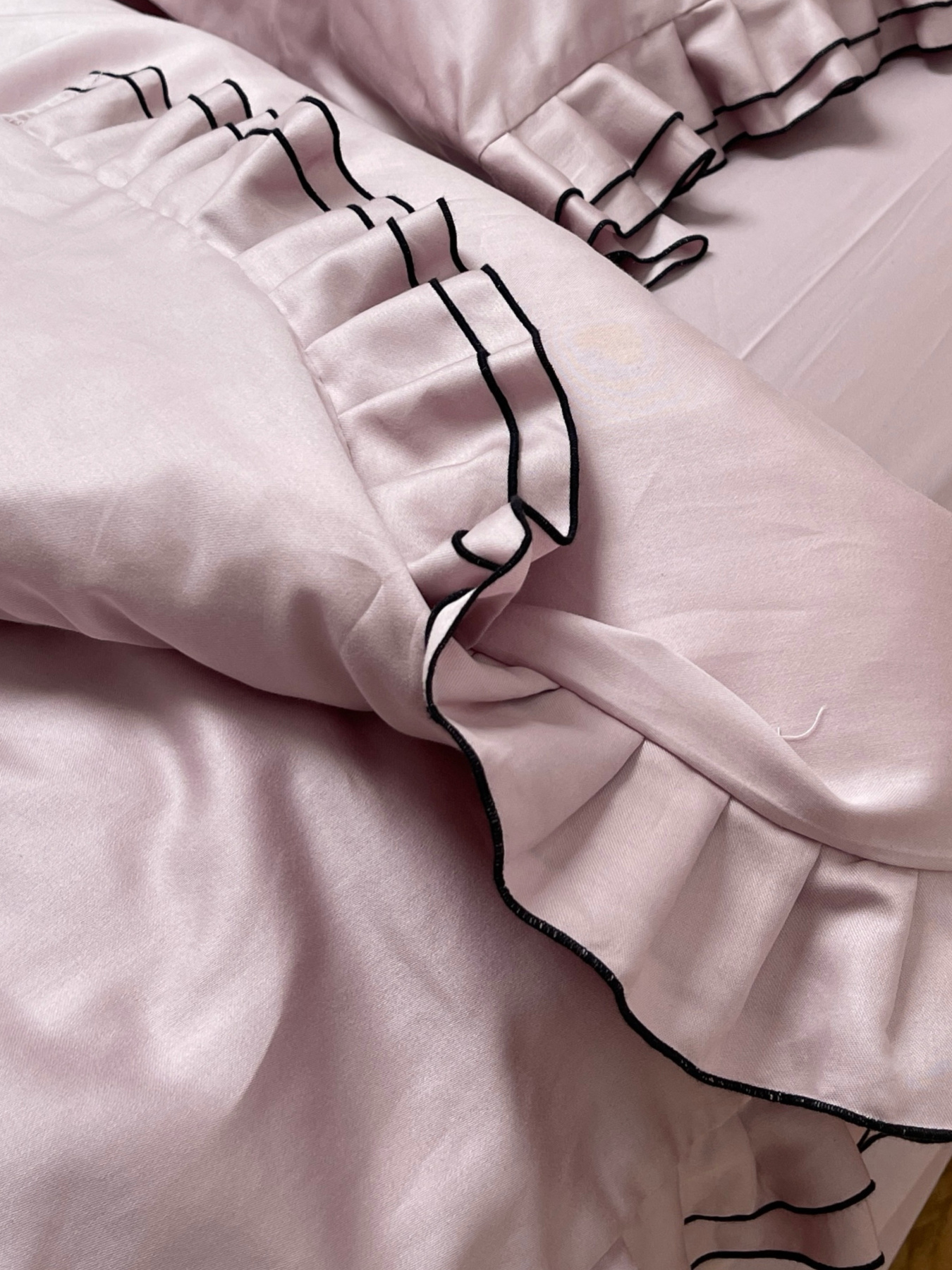 Підковдра з рюшами рожева з чорним кантом Cozy модель 11504560 Фото