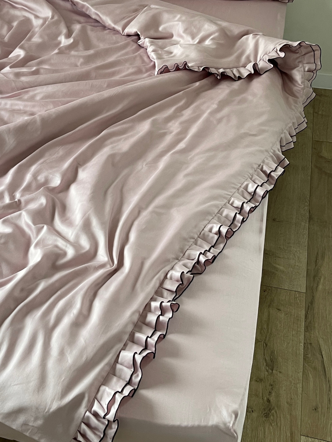 Підковдра з рюшами рожева з чорним кантом Cozy модель 11504560 Фото