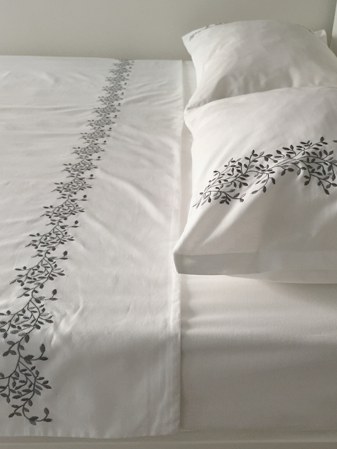 Підковдра біла з вишитими сірими гілками Cozy модель 10135311 Підковдра біла з вишитими сірими гілками Cozy модель 10135311 Фото