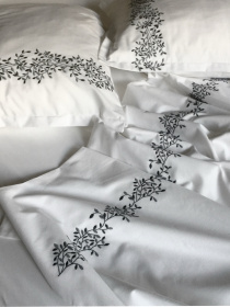 Підковдра біла з вишитими сірими гілками Cozy модель 10135311 Підковдра біла з вишитими сірими гілками Cozy модель 10135311 Фото