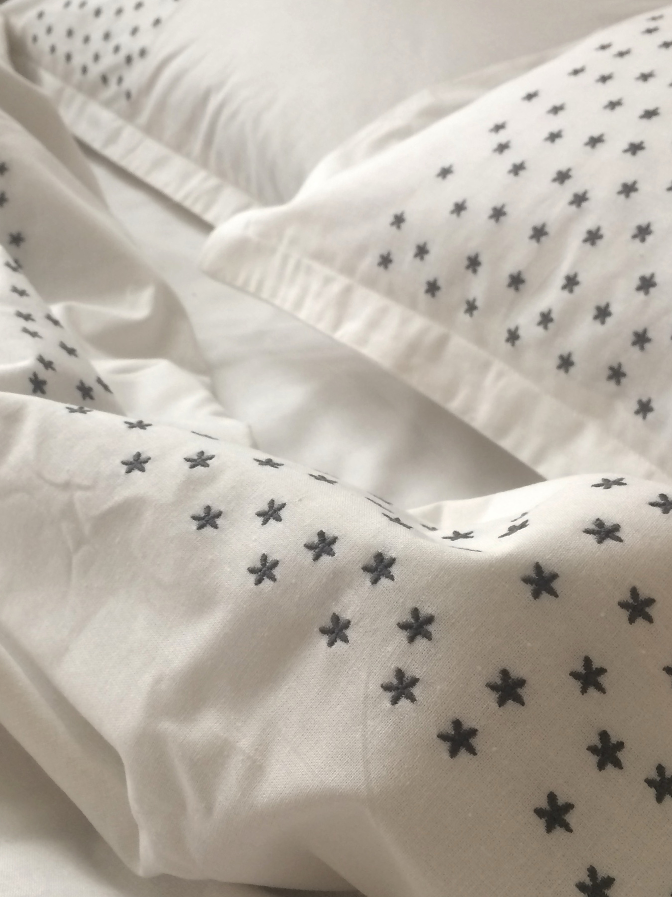 Підковдра біла з вишитими сірими зірками Cozy модель 10135338 Фото