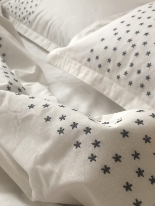 Підковдра біла з вишитими сірими зірками Cozy модель 10135338 Фото