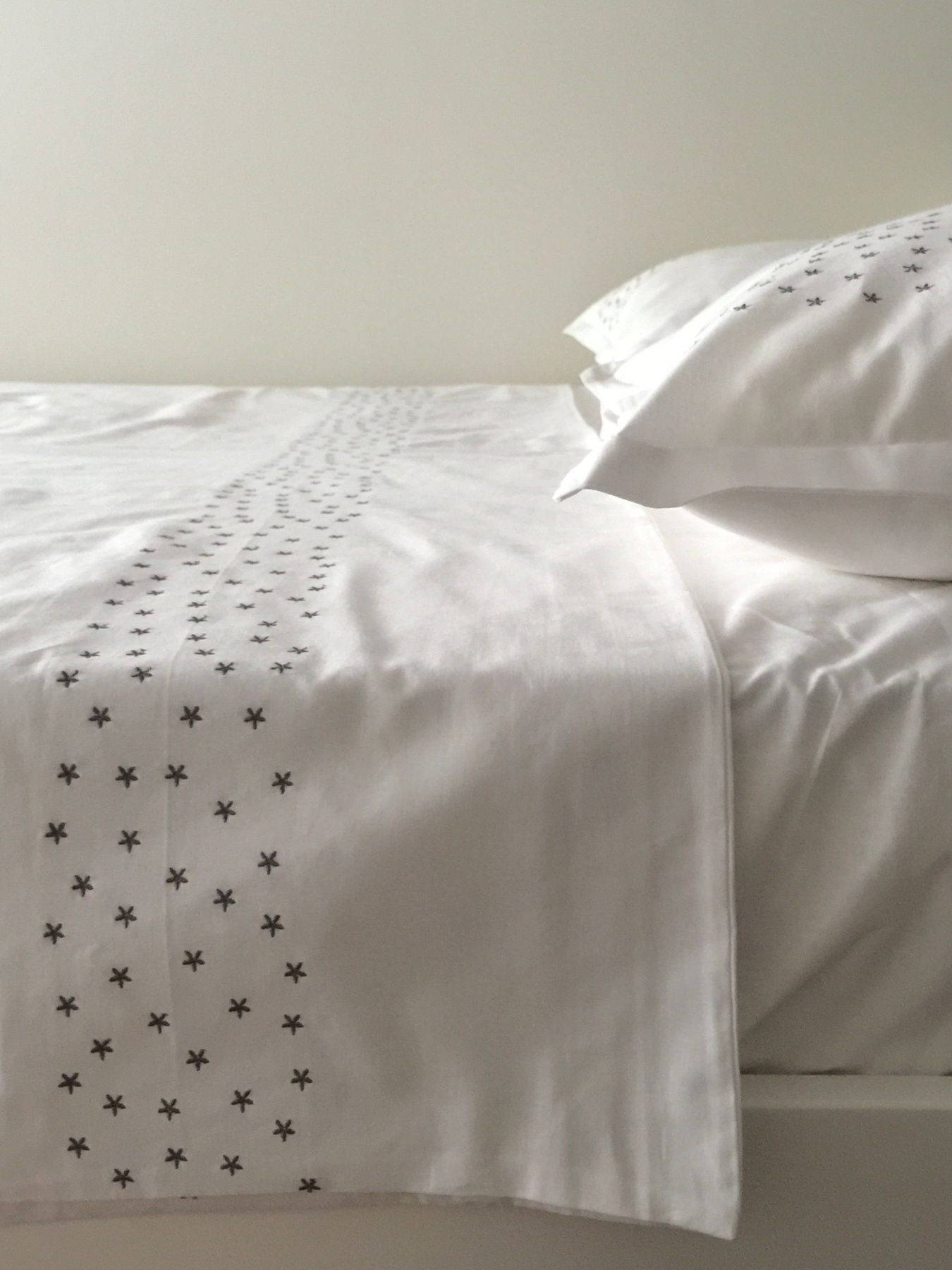 Підковдра біла з вишитими сірими зірками Cozy модель 10135338 Підковдра біла з вишитими сірими зірками Cozy модель 10135338 Фото