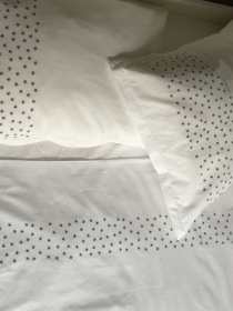 Підковдра біла з вишитими сірими зірками Cozy модель 10135338 Підковдра біла з вишитими сірими зірками Cozy модель 10135338 Фото