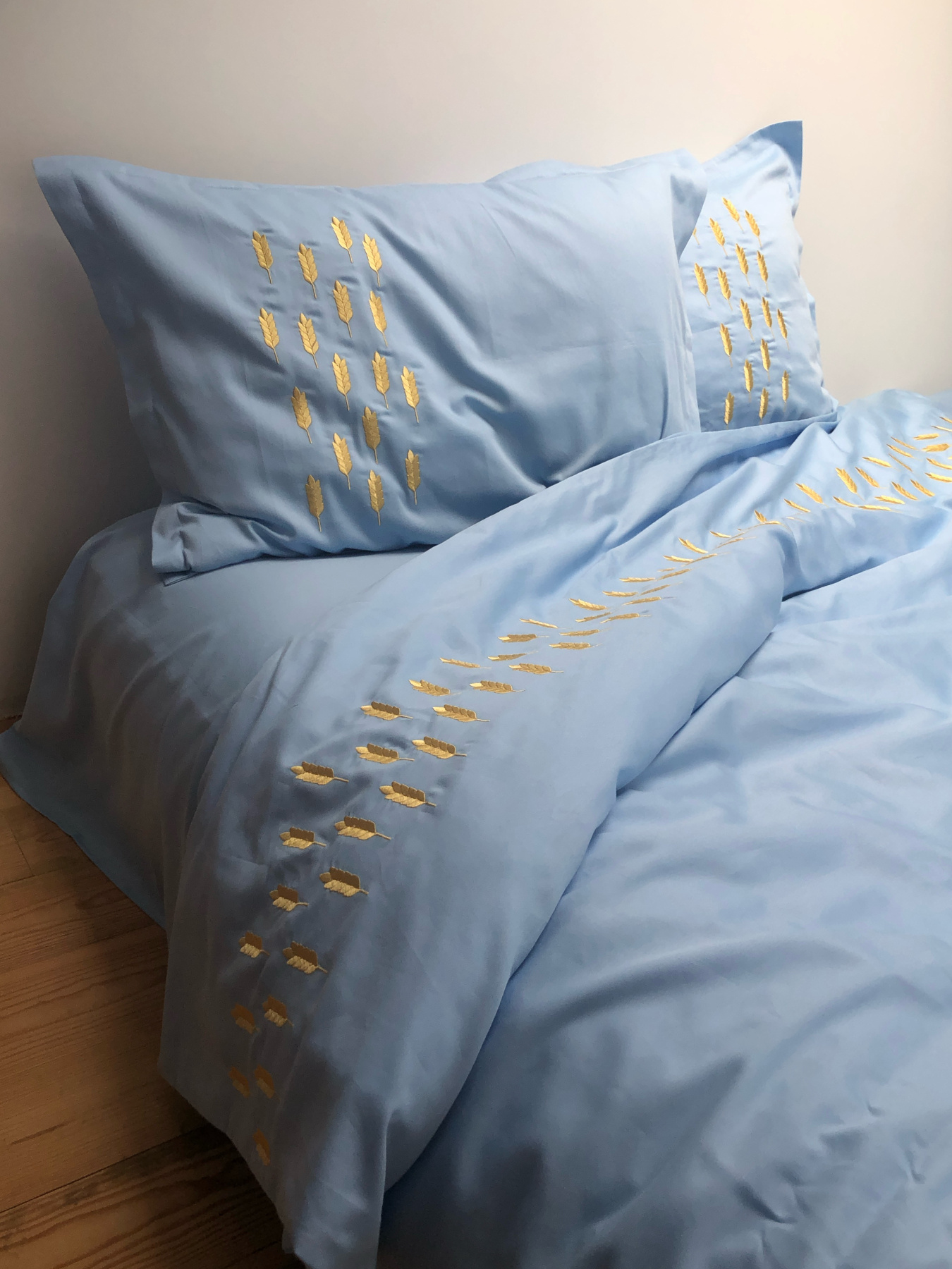 Підковдра небесно-блакитна з вишитими золотими колосками Cozy модель 10494075 Фото