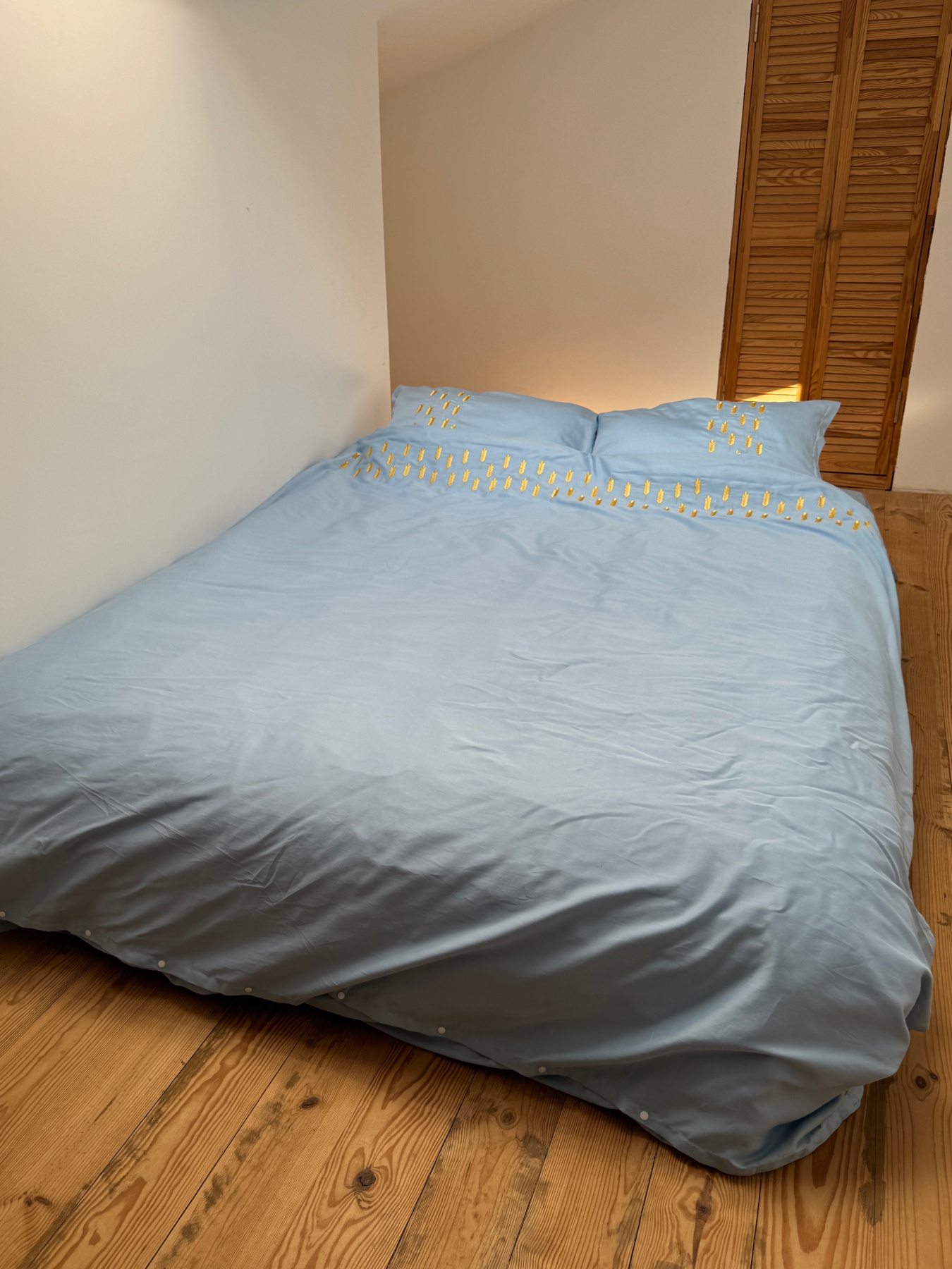 Підковдра небесно-блакитна з вишитими золотими колосками Cozy модель 10494075 Підковдра небесно-блакитна з вишитими золотими колосками Cozy модель 10494075 Фото