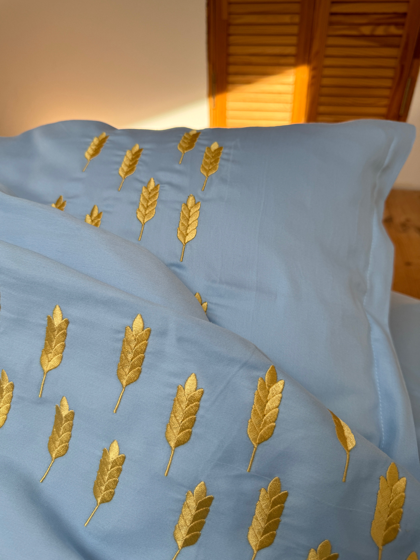 Підковдра небесно-блакитна з вишитими золотими колосками Cozy модель 10494075 Підковдра небесно-блакитна з вишитими золотими колосками Cozy модель 10494075 Фото