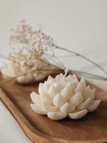 Аромасвеча "Лотос" парфюмированная, аромат -"Ежевика & шампанское", из натурального пчелиного воска Candle Design модель 120.3014 Фото