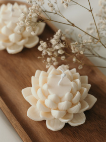 Аромасвеча "Лотос" парфюмированная, аромат -"Ежевика & шампанское", из натурального пчелиного воска Candle Design модель 120.3014 Фото