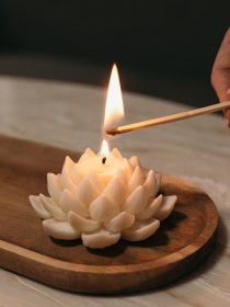 Аромасвеча "Лотос" парфюмированная, аромат -"Ежевика & шампанское", из натурального пчелиного воска Candle Design модель 120.3014 Фото