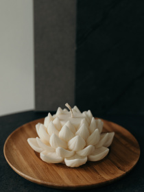 Аромасвеча "Лотос" парфюмированная, аромат -"Ежевика & шампанское", из натурального пчелиного воска Candle Design модель 120.3014 Фото