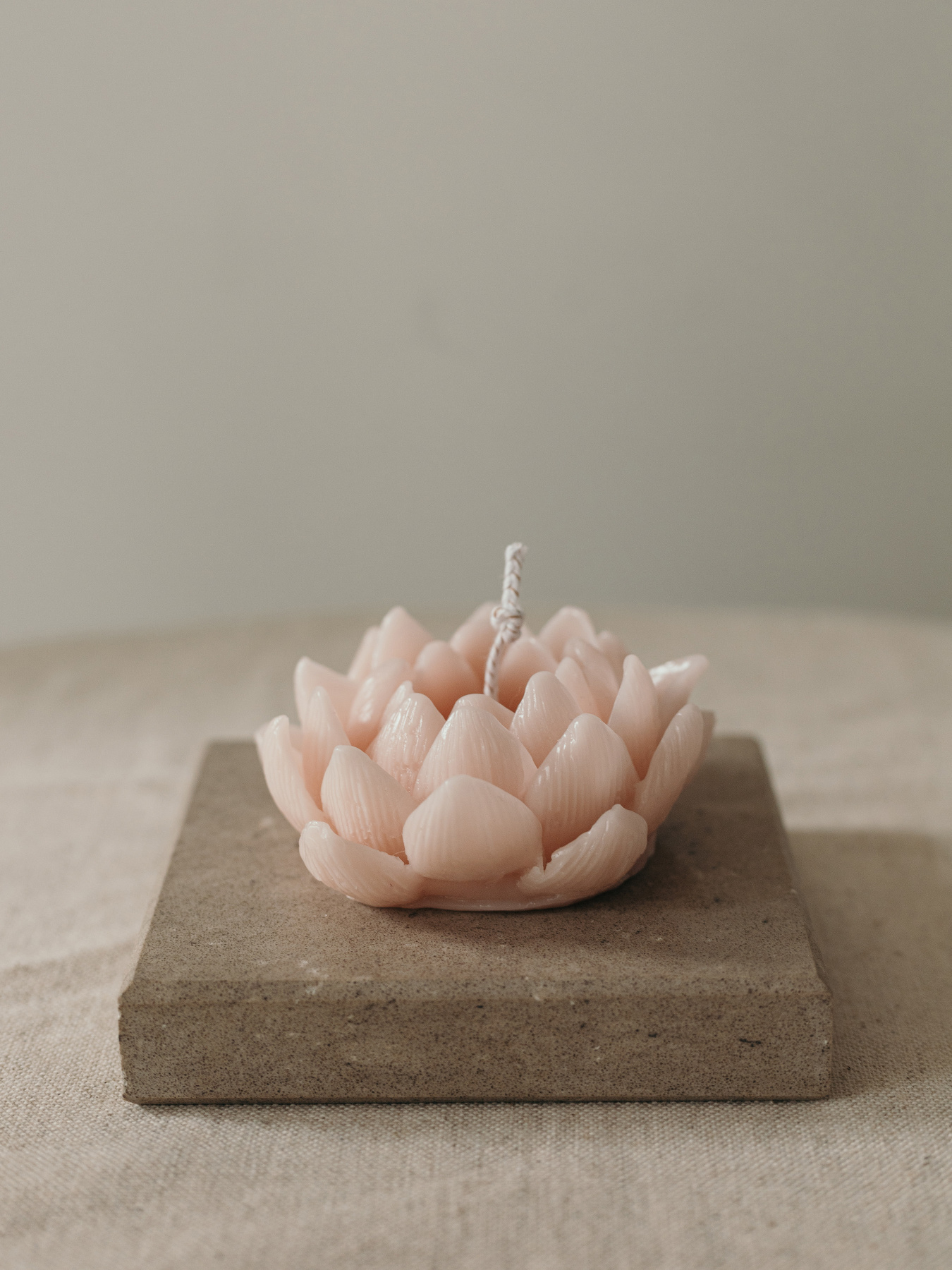 Ароматическая свеча "Водяная лилия", аромат - Sea Salt and Orchid, из натурального пчелиного воска Candle Design модель 120.3015 Фото