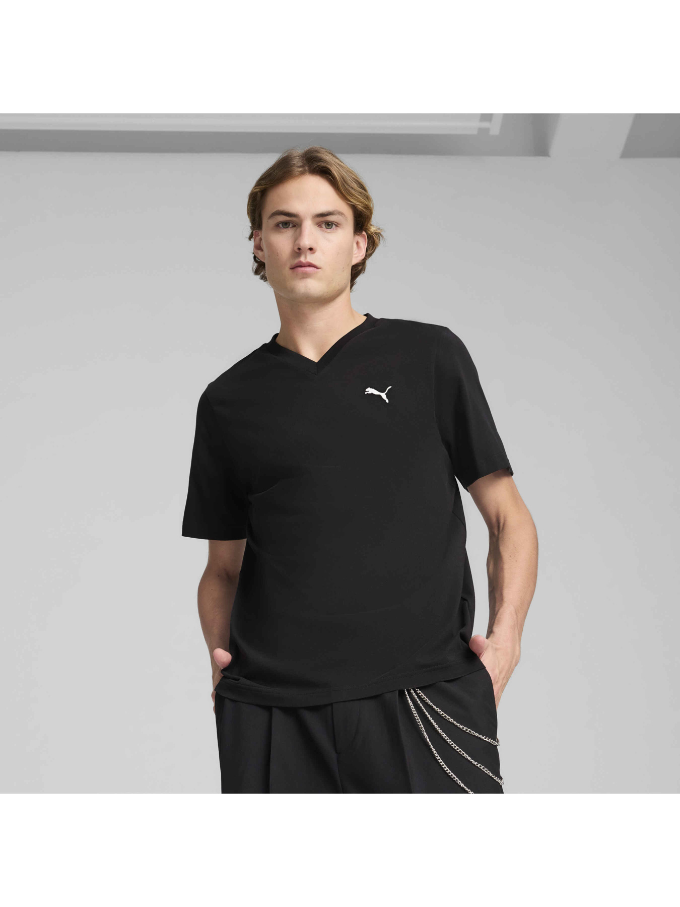 Футболка PUMA Ess V-neck Tee модель 682548 Фото