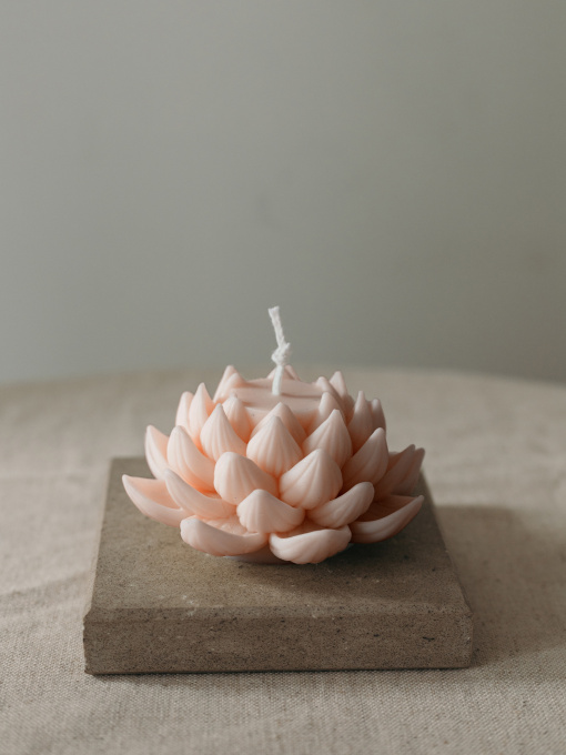 Аромасвеча "Лотос" парфюмированная, аромат -"Ежевика & шампанское", из натурального оливкового воска Candle Design модель 120.3024 Фото