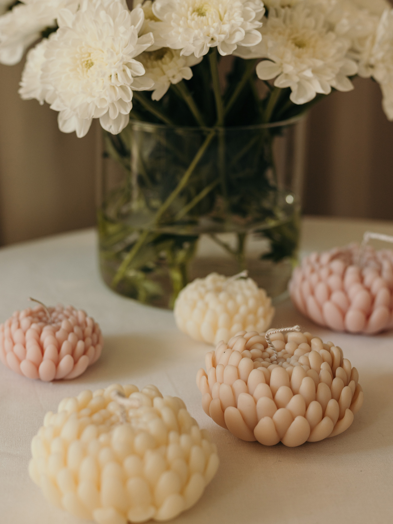 Ароматическая свеча "Хризантема", аромат - "Смородина и цитрус", натуральный оливковый воск Candle Design модель 120.2018/2019 Фото