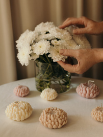 Ароматическая свеча "Хризантема", аромат - "Смородина и цитрус", натуральный оливковый воск Candle Design модель 120.2018/2019 Фото