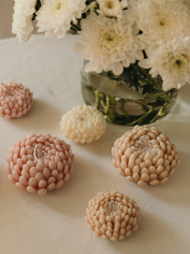 Ароматическая свеча "Хризантема", аромат - "Смородина и цитрус", натуральный оливковый воск Candle Design модель 120.2020/2021 Фото