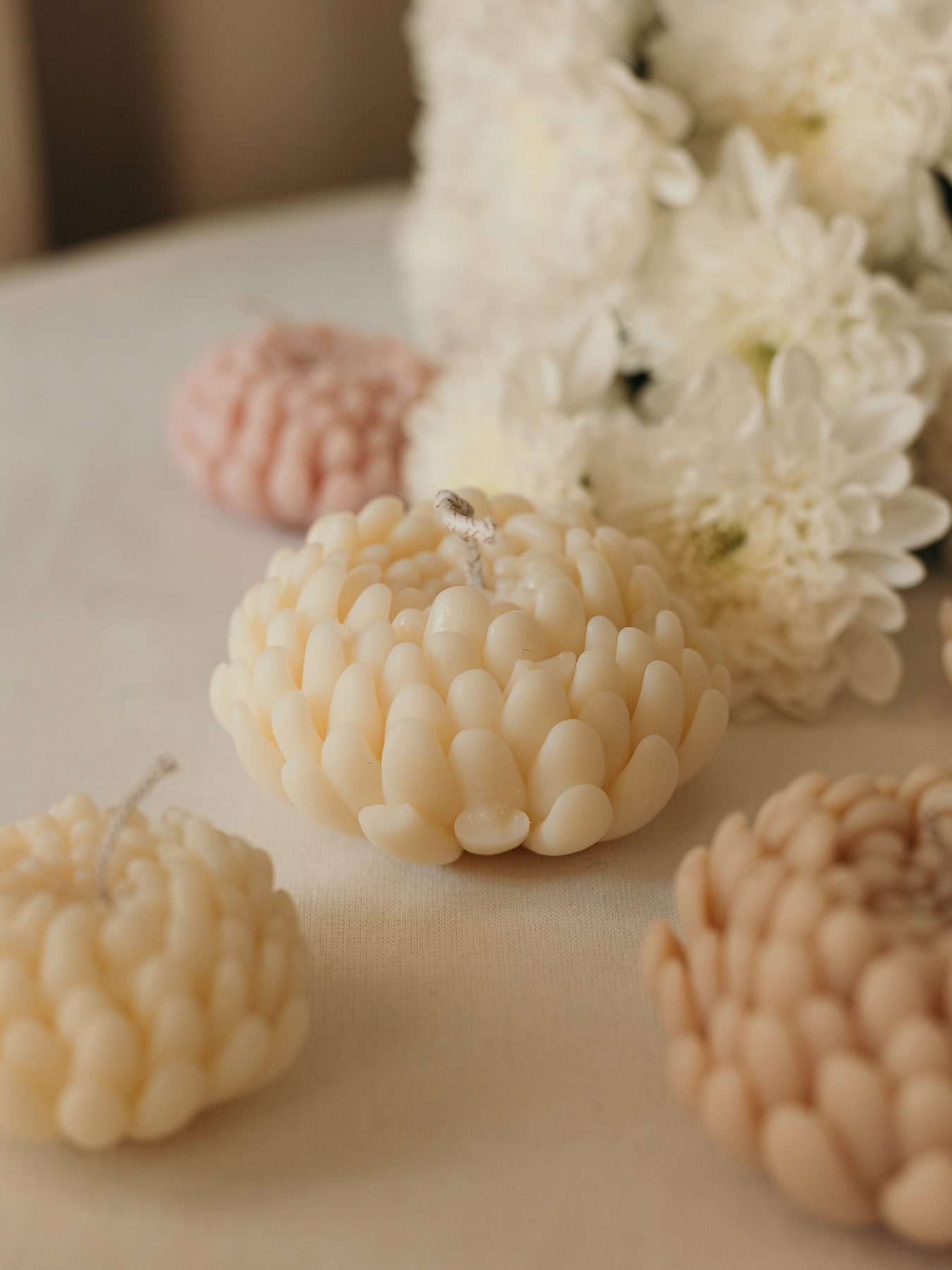 Ароматическая свеча "Хризантема", аромат - "Смородина и цитрус", натуральный оливковый воск Candle Design модель 120.2022/2023 Фото