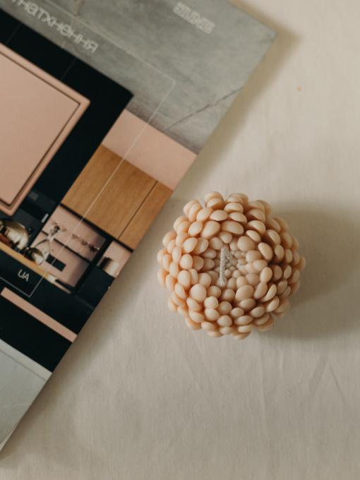 Ароматична свічка "Хризантема", аромат - "Смородина та цитрус", натуральний оливковий віск Candle Design Модель 120.2022/2023 Фото