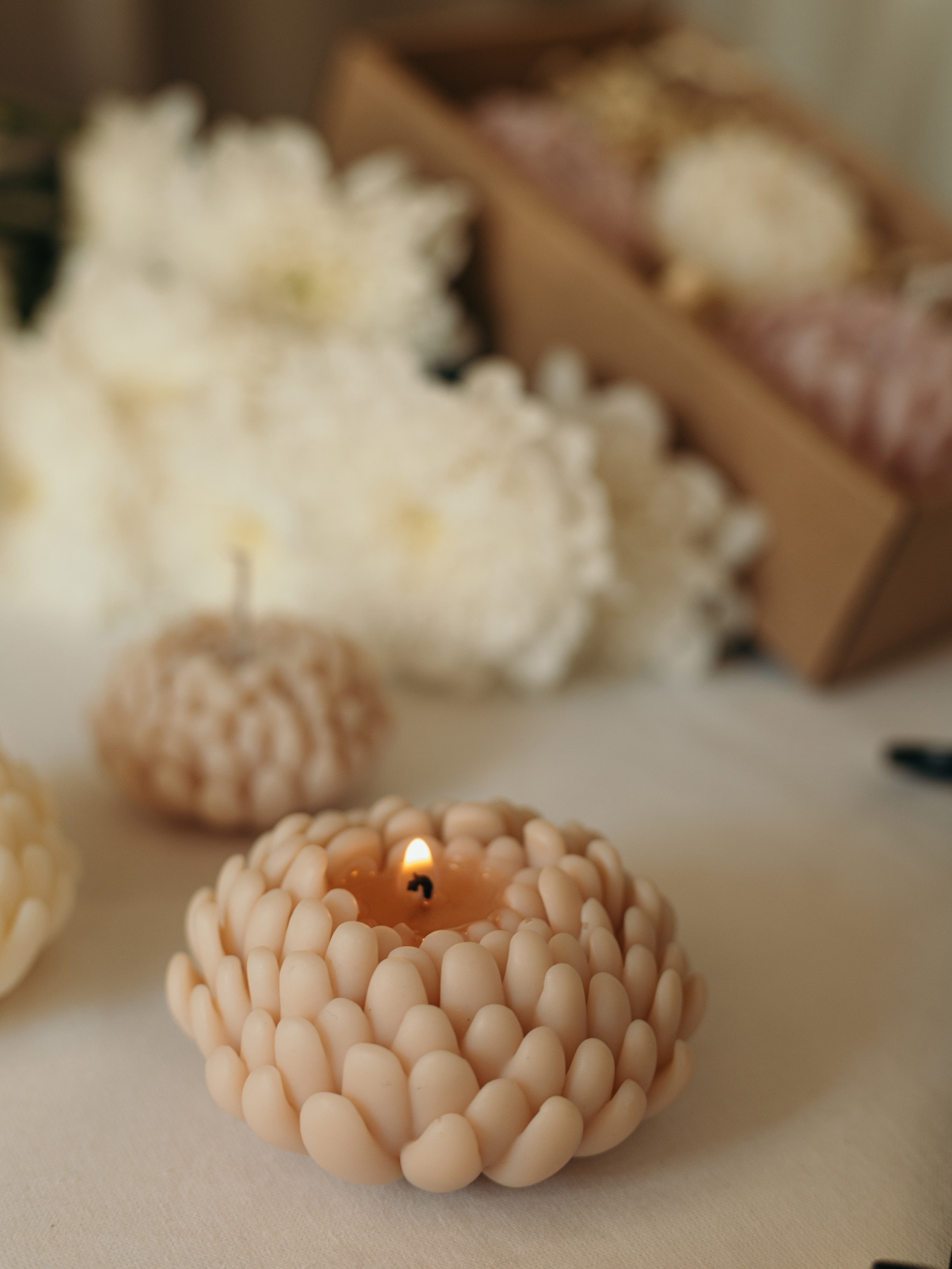 Ароматическая свеча "Хризантема", аромат - "Смородина и цитрус", натуральный оливковый воск Candle Design модель 120.2022/2023 Фото