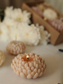 Ароматическая свеча "Хризантема", аромат - "Смородина и цитрус", натуральный оливковый воск Candle Design модель 120.2022/2023 Фото