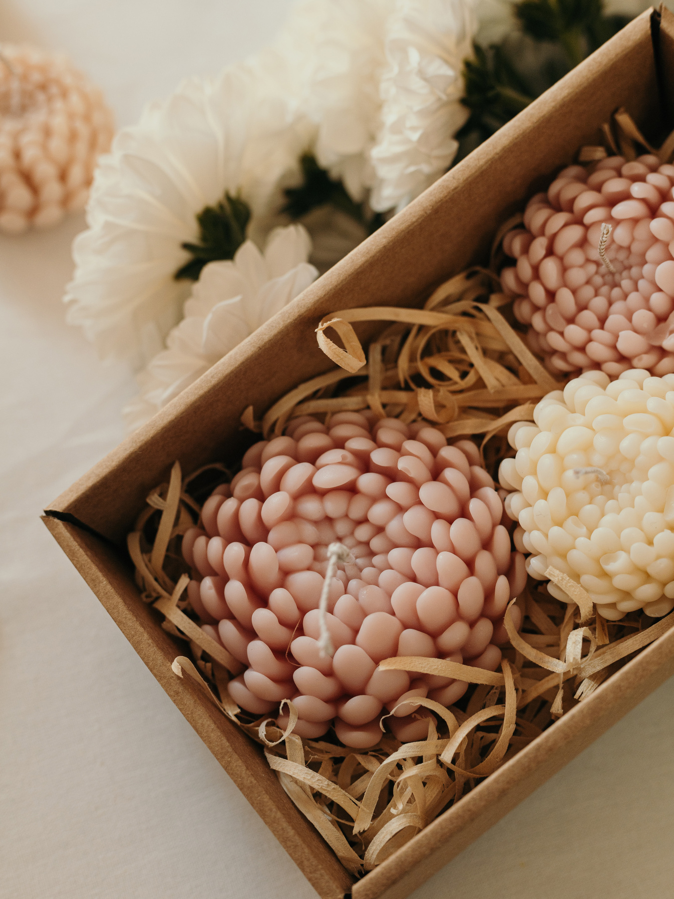 Набор свечей "Хризантемы" от "Candle Design" натуральный оливковый воск, 3 шт. Candle Design модель 200.0005 Фото