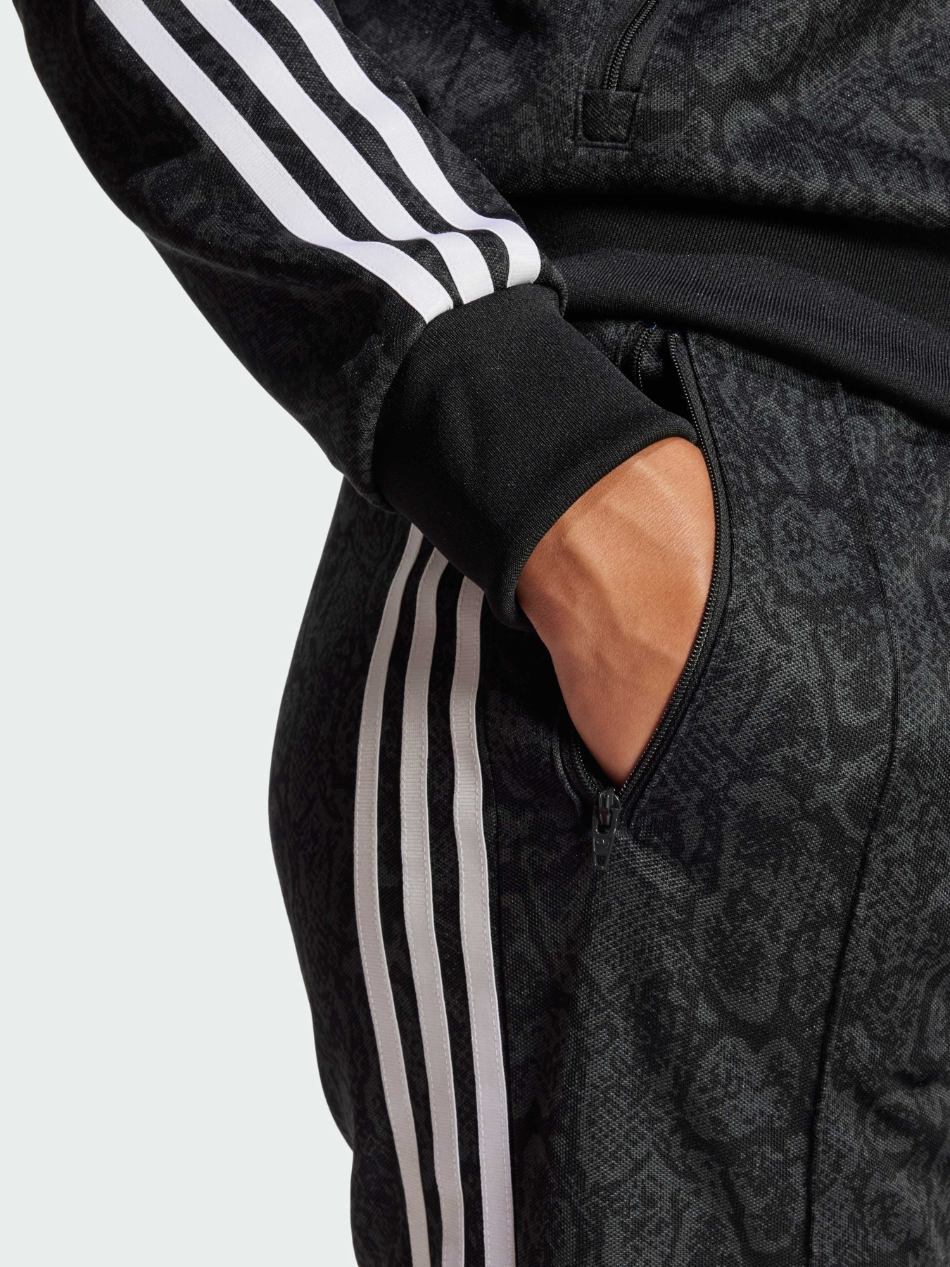 Штани повсякденні Adidas Graphics модель JI8405 Фото