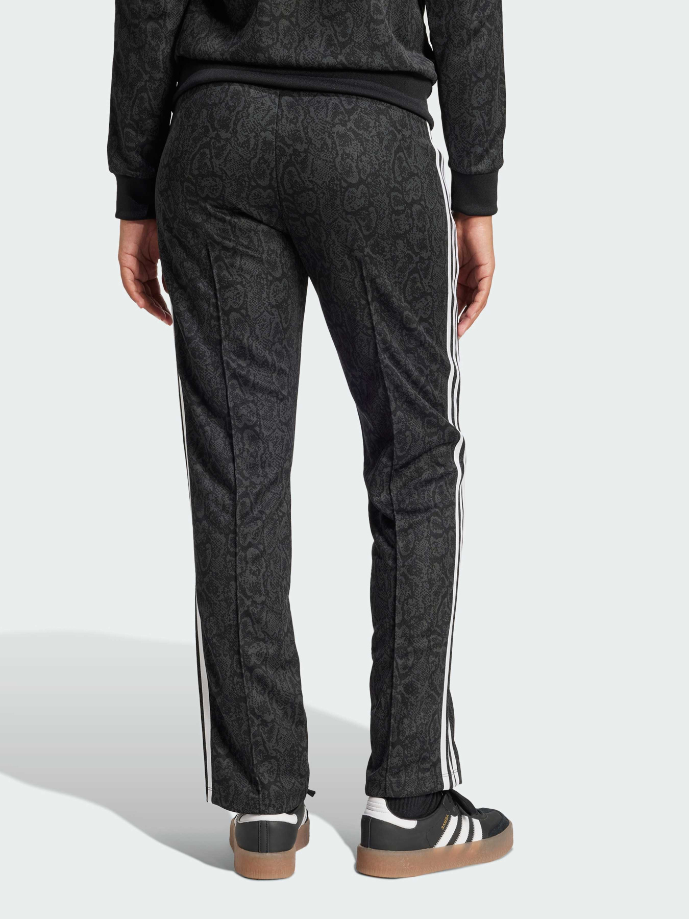 Повсякденні штани Adidas Graphics модель JI8405 Повсякденні штани Adidas Graphics модель JI8405 Фото