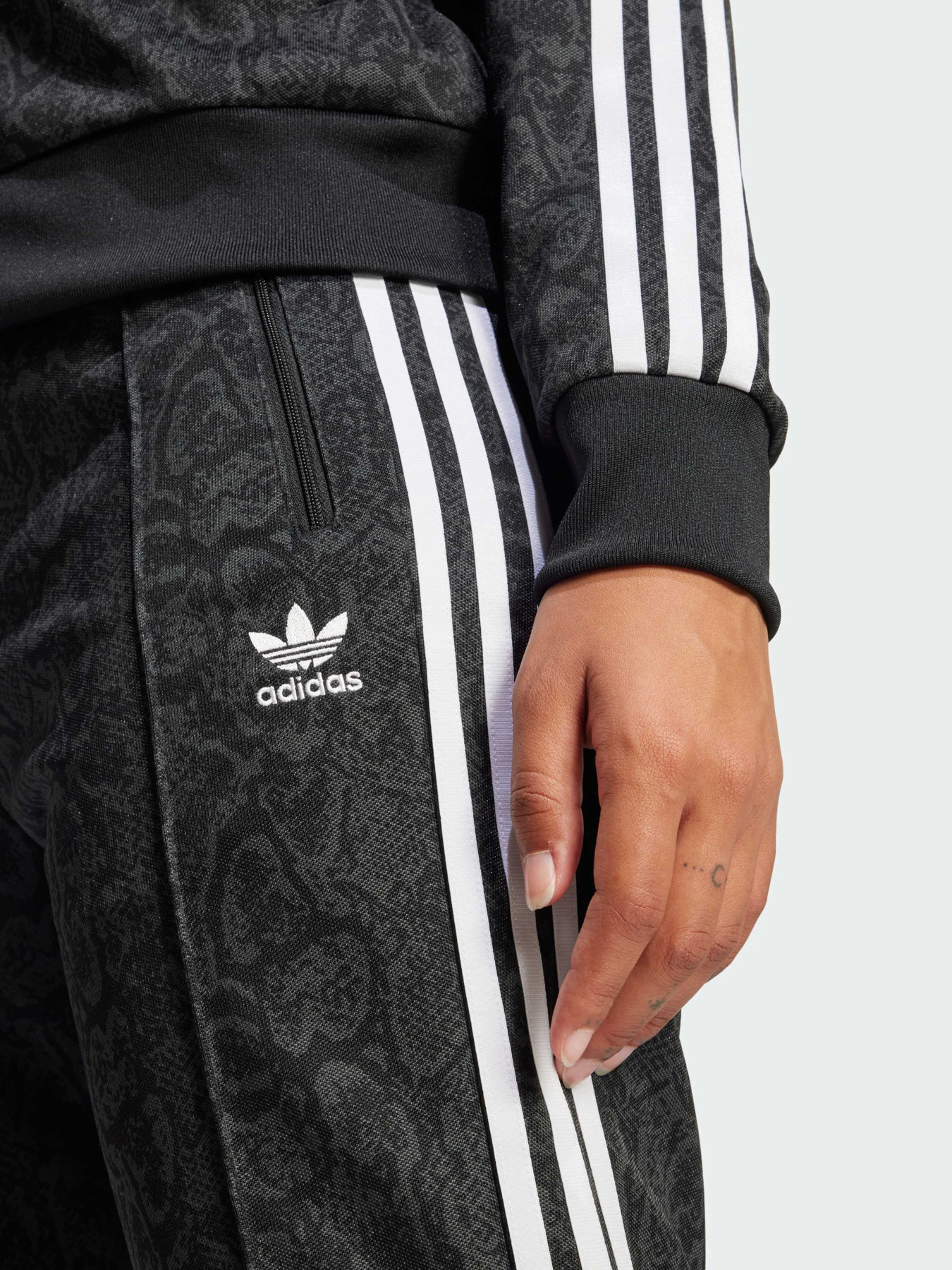 Повсякденні штани Adidas Graphics модель JI8405 Повсякденні штани Adidas Graphics модель JI8405 Фото