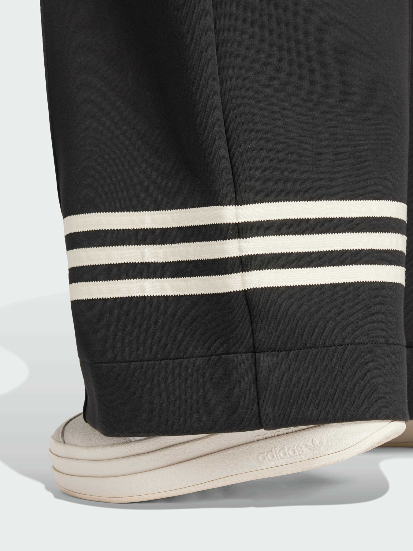 Повсякденні штани Adidas Adicolor модель JI8516 Фото