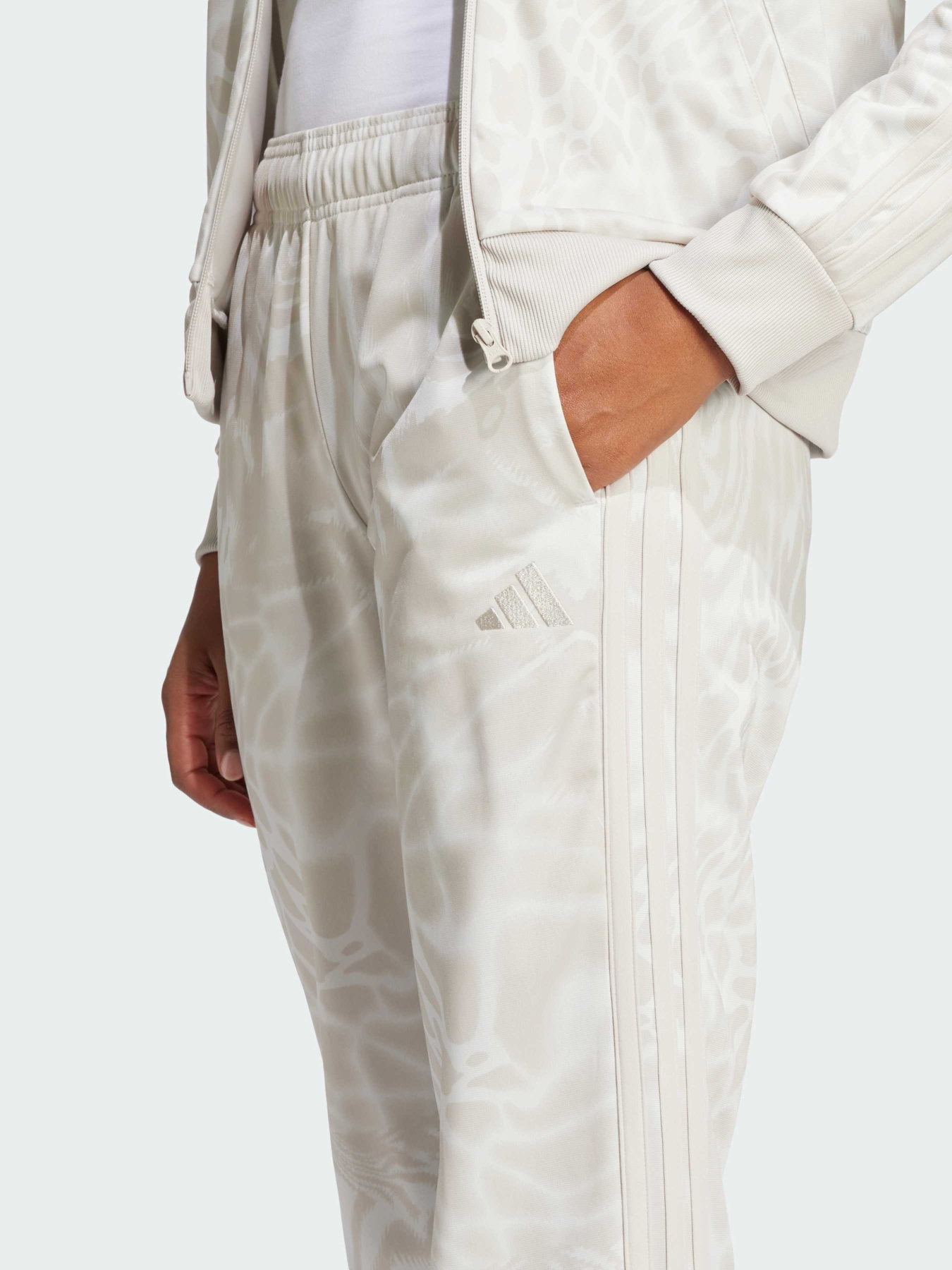 Спортивный костюм Adidas модель JD2681 Спортивный костюм Adidas модель JD2681 Фото