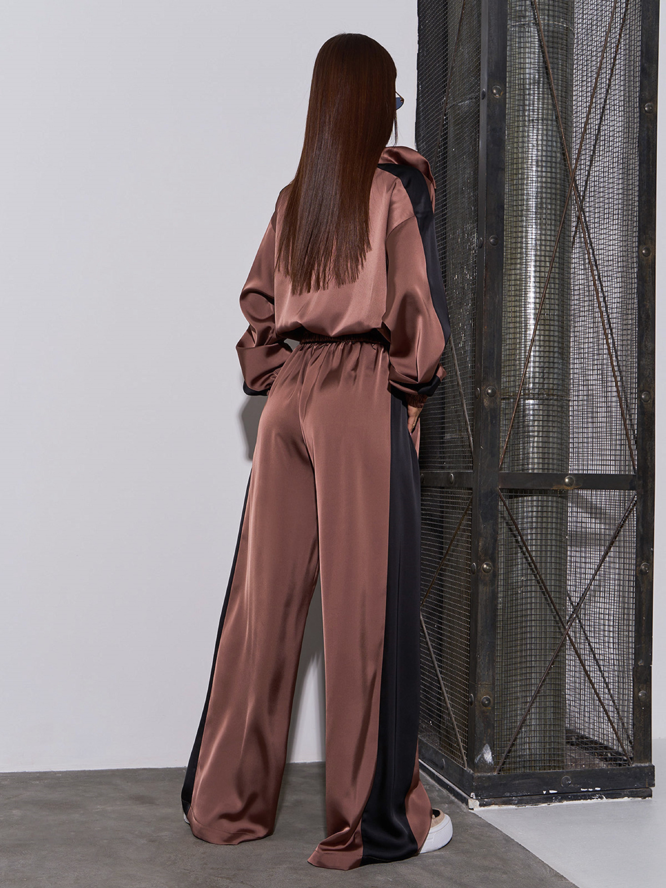 Повседневный костюм ISSA Plus модель 15054_коричневый Фото