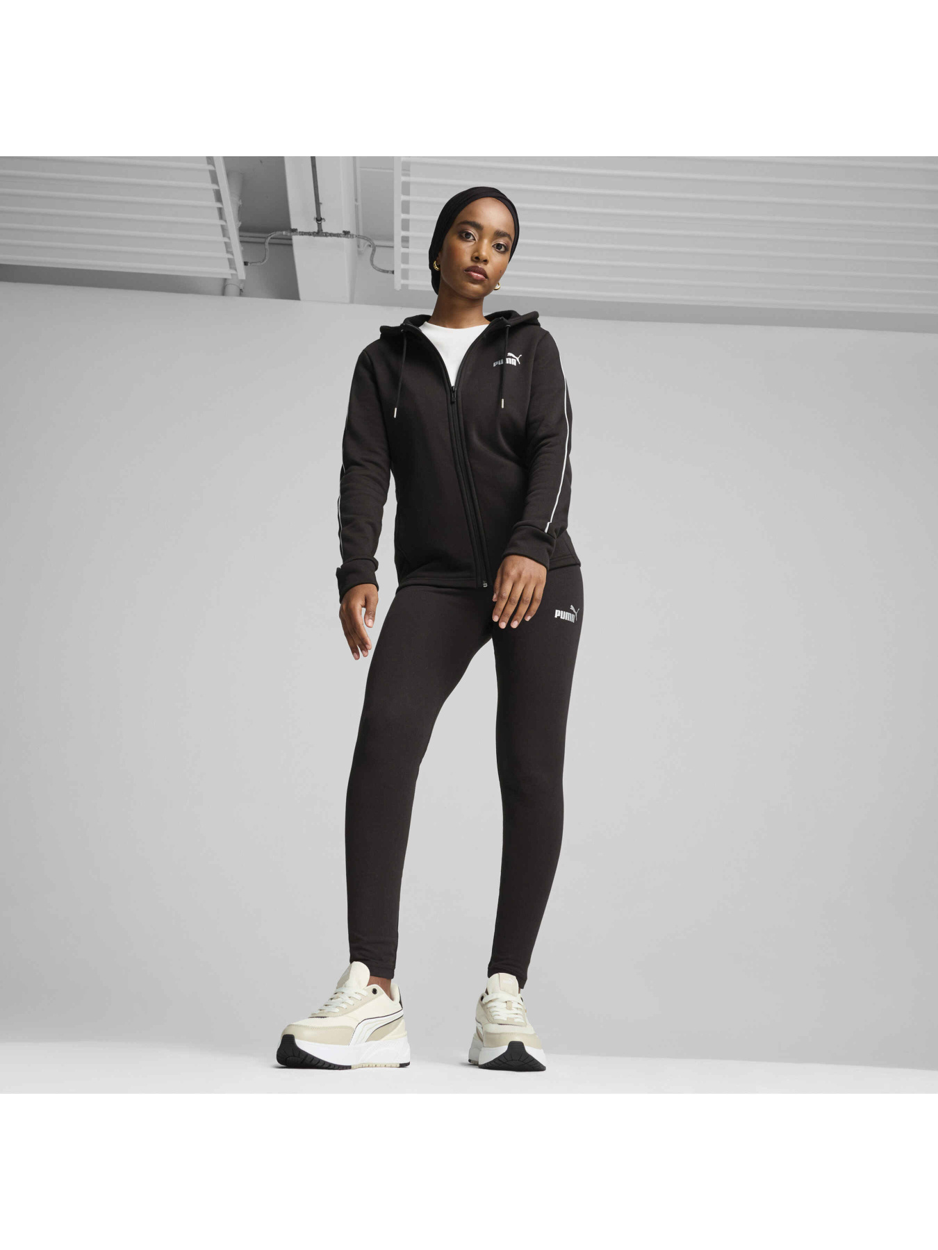 Спортивный костюм PUMA Metallic Tracksuit Fl модель 683046 Фото