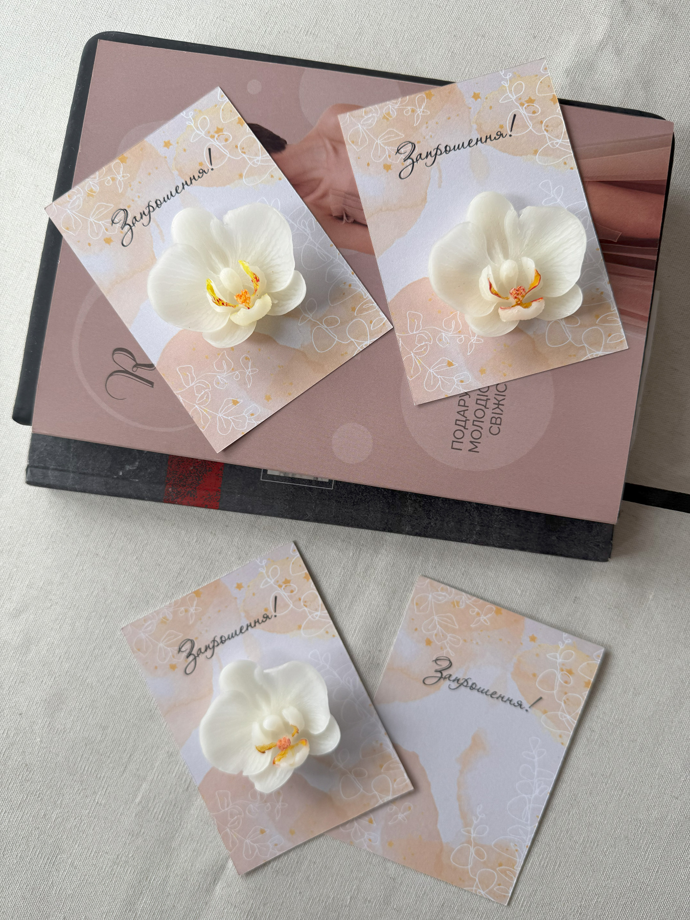 Праздничное приглашение из аромасаше "Орхидея на открытке" Candle Design модель 220.0012 Фото