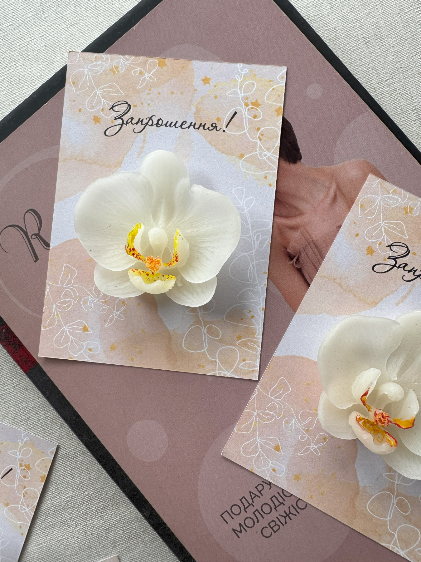 Святкове запрошення з аромасаше "Орхідея на листівці" Candle Design модель 220.0012 Святкове запрошення з аромасаше "Орхідея на листівці" Candle Design модель 220.0012 Фото